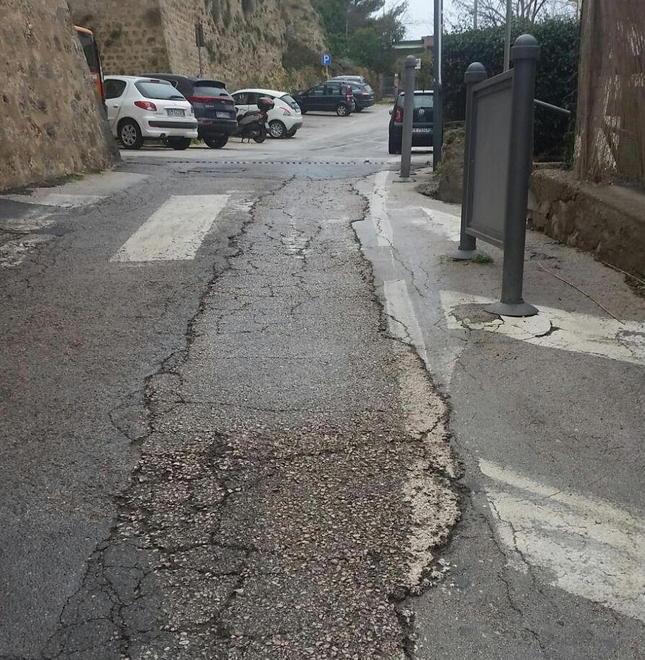 Sulla Maremmana rifatta saltano ancora mattonelle 