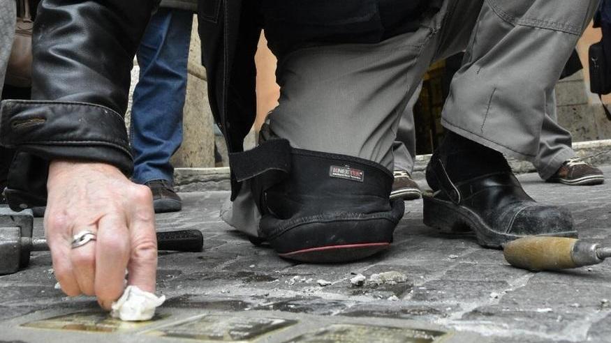 L’Anpi ripulisce le pietre d’inciampo
