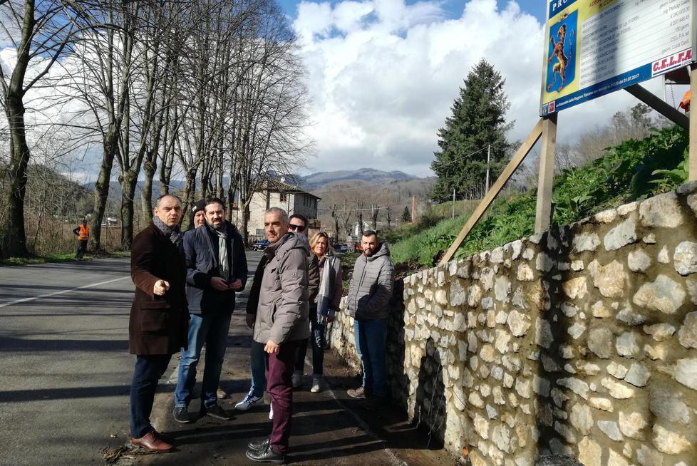Muro di contenimento e carreggiata più larga