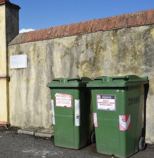 «Rifiuti abbandonati davanti al cimitero»
