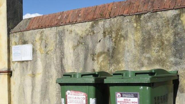 «Rifiuti abbandonati davanti al cimitero»