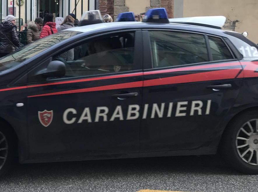 Bandito ferisce cassiere col coltello 