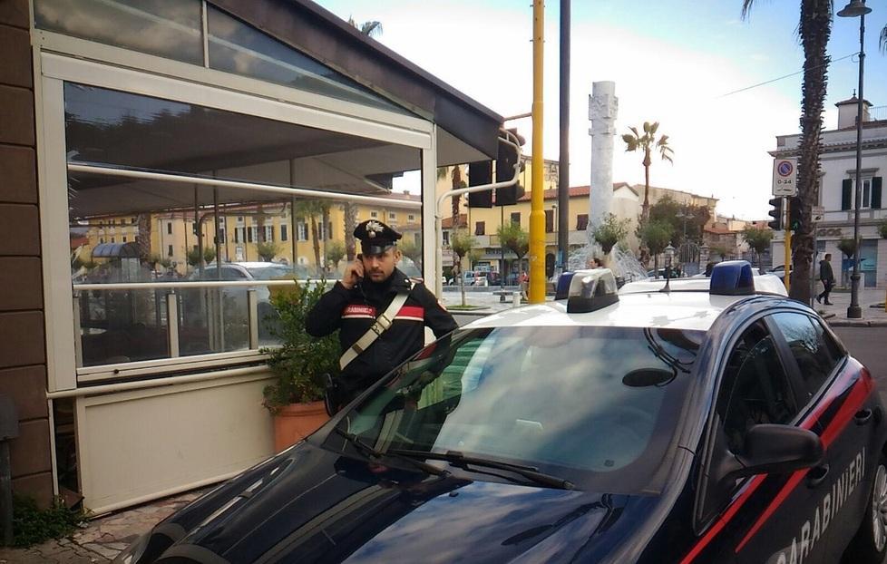 Lite al bar, spuntano coltello e pistola 