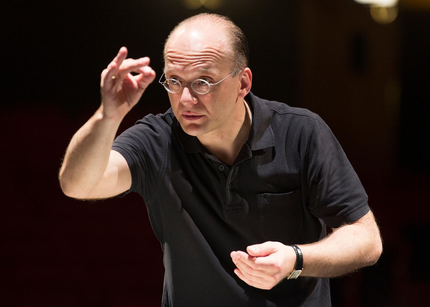 Albrecht dirige l’orchestra e il coro del Lirico