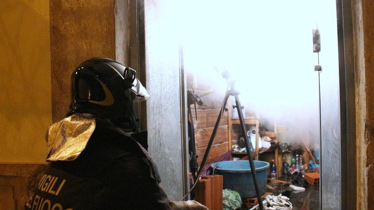Fiamme in un garage, intossicato un uomo di 75 anni