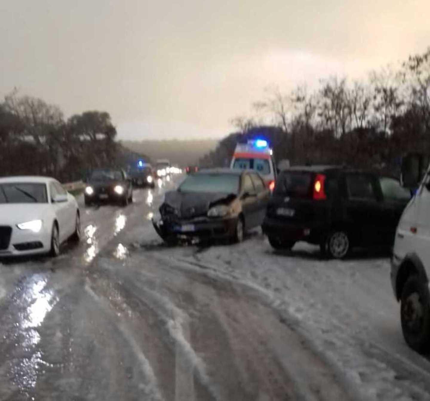 Due incidenti in appena 50 metri sulla statale 389