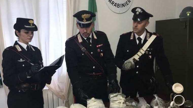 Nascondeva quasi tre chili di marijuana in casa: arrestato 48enne