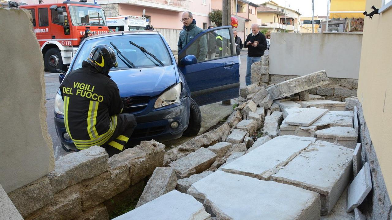 Paura in via Salieri: un’auto sfonda il muro di una casa