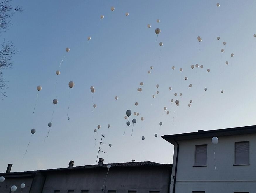 Campane e palloncini per l’ultimo saluto a don Ivo 