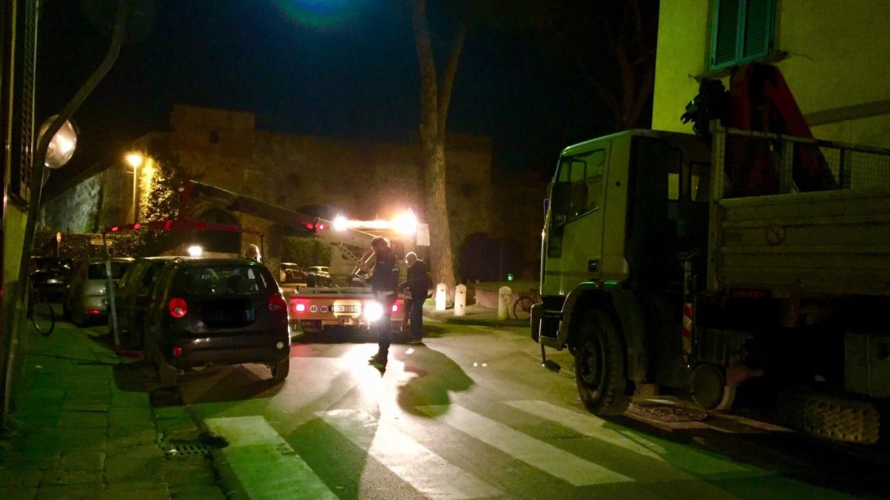 Parcheggia male: chiusa per un’ora via Santa Marta - Video
