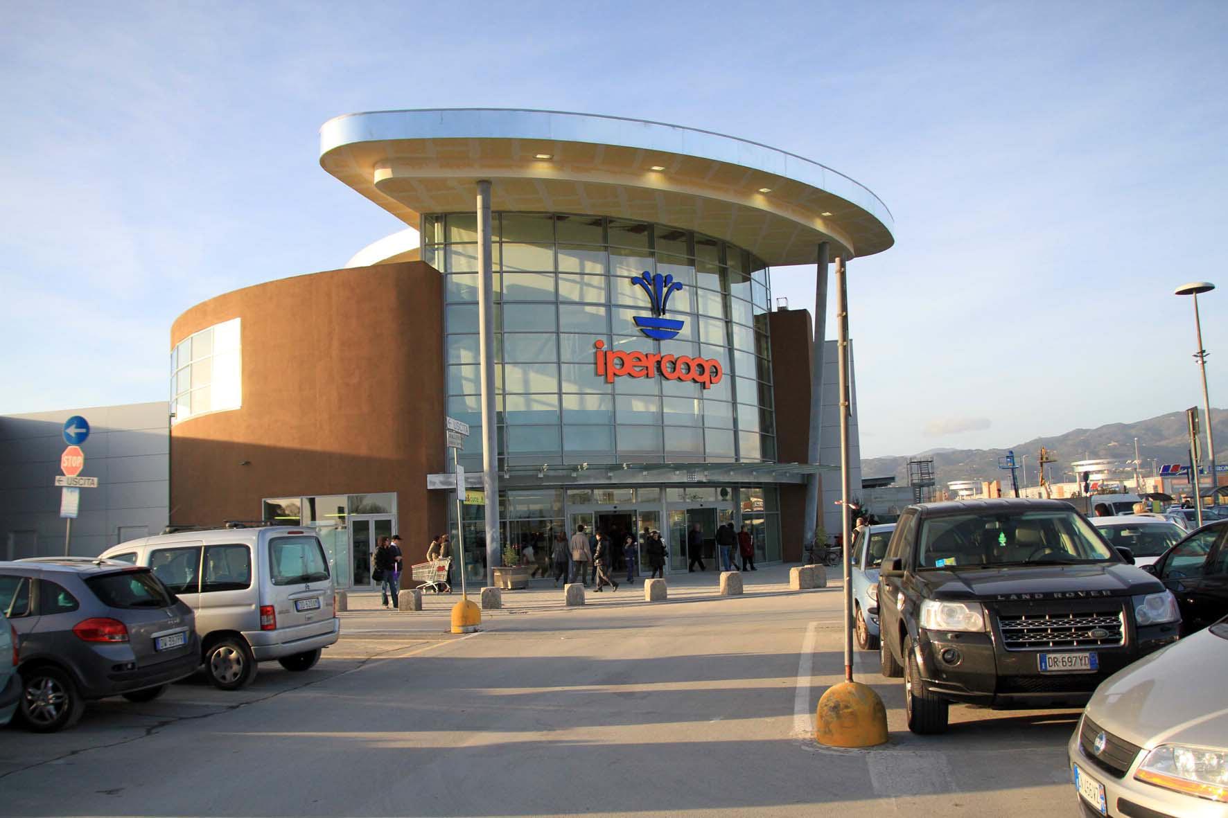 Il centro commerciale Ipercoop di via Biscolla