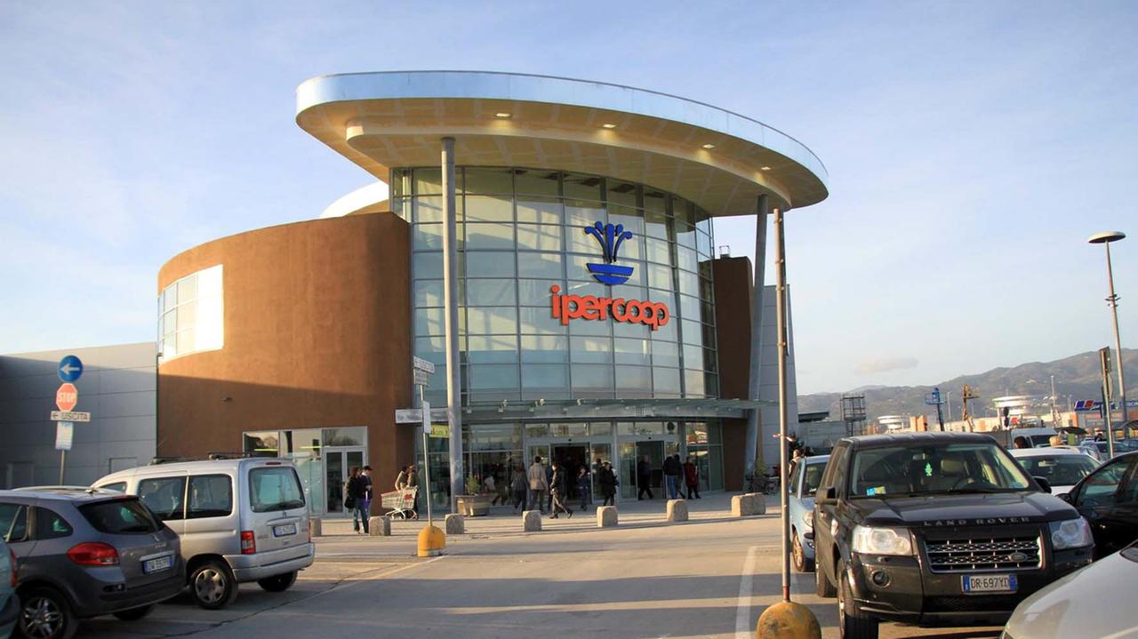 Il centro commerciale Ipercoop di via Biscolla