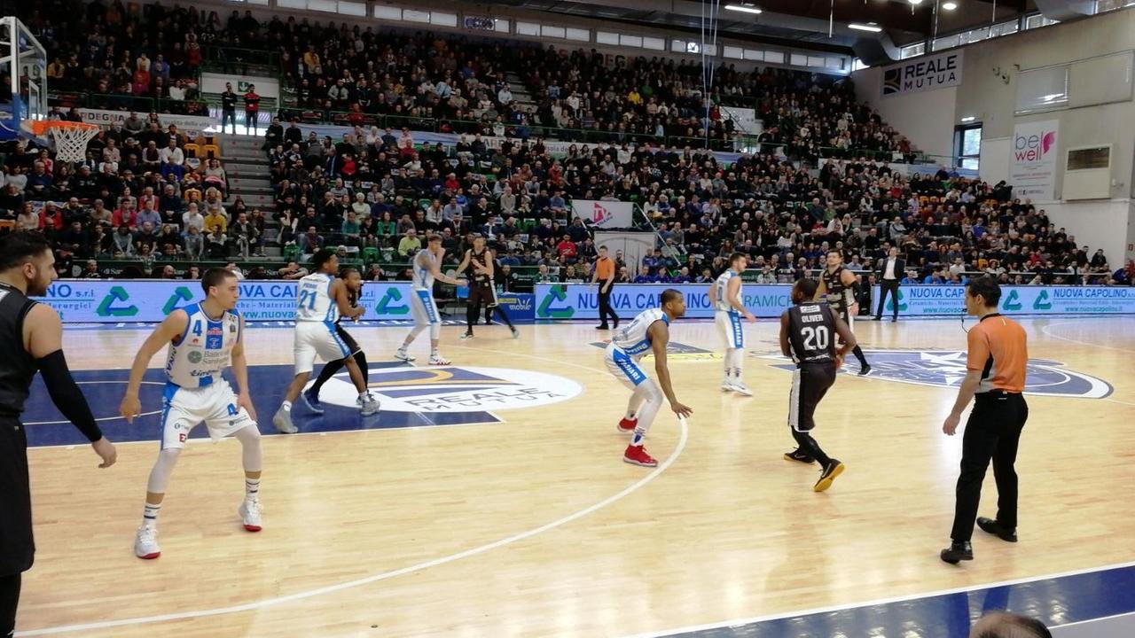 Basket, la Dinamo piega il Bologna: 82-74