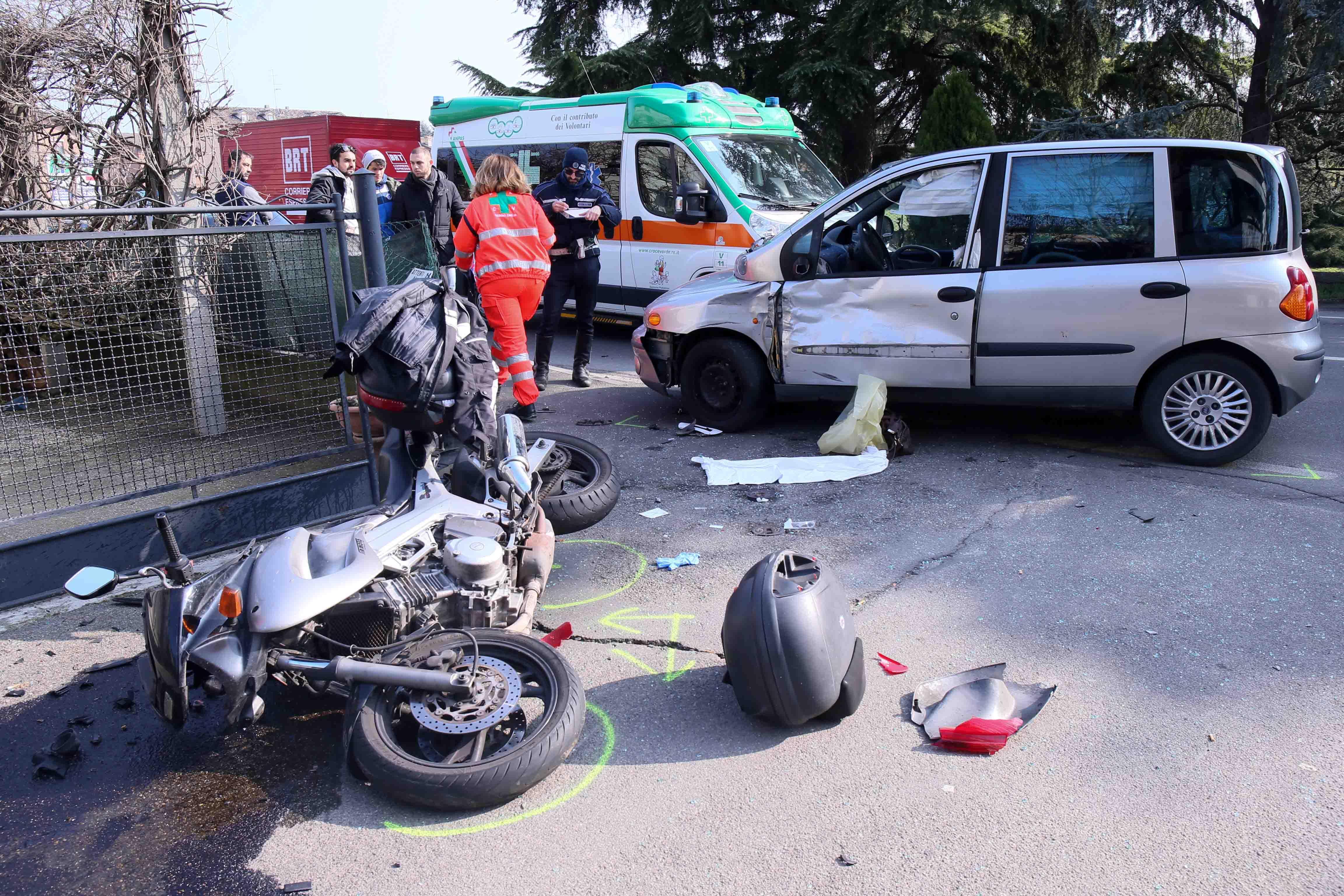 Reggio Emilia, auto contro moto: ferita una coppia, lui è grave