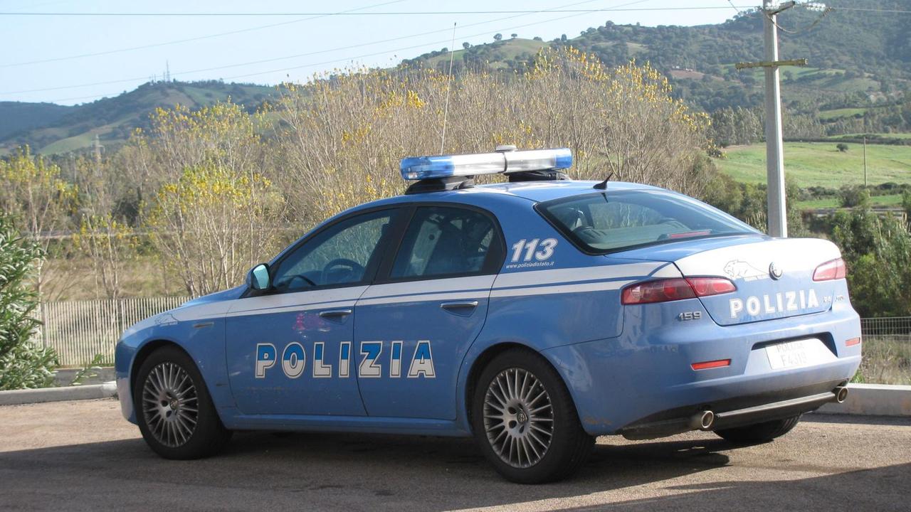Contromano sulla 131 dcn, anziano bloccato dalla polizia