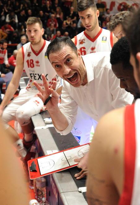 Coach Esposito dà indicazioni ai biancorossi (Foto Gori)