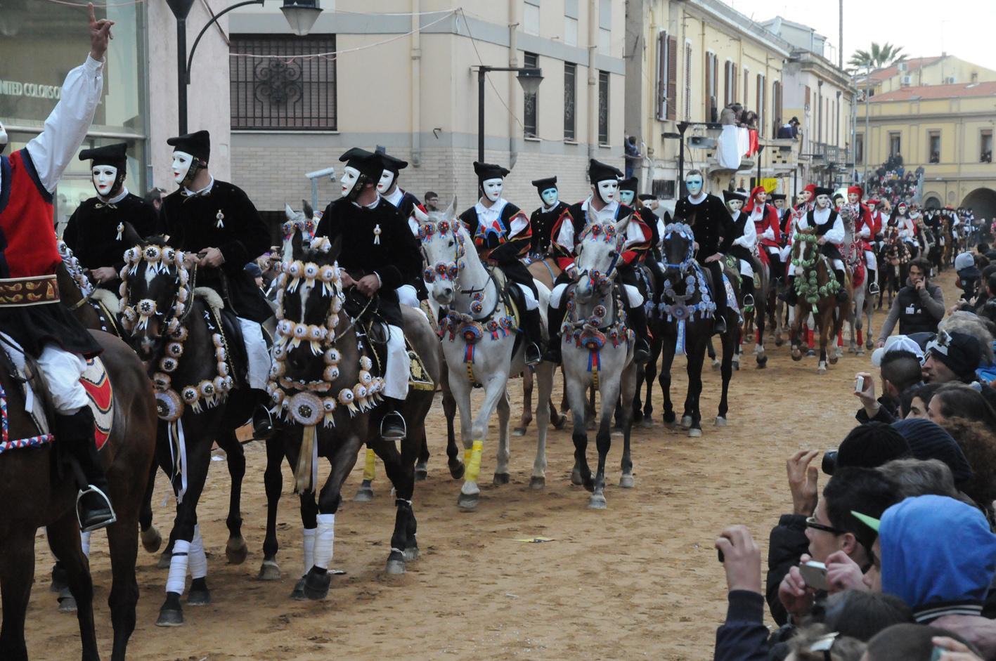 Sfilata di cavalieri in via Mazzini