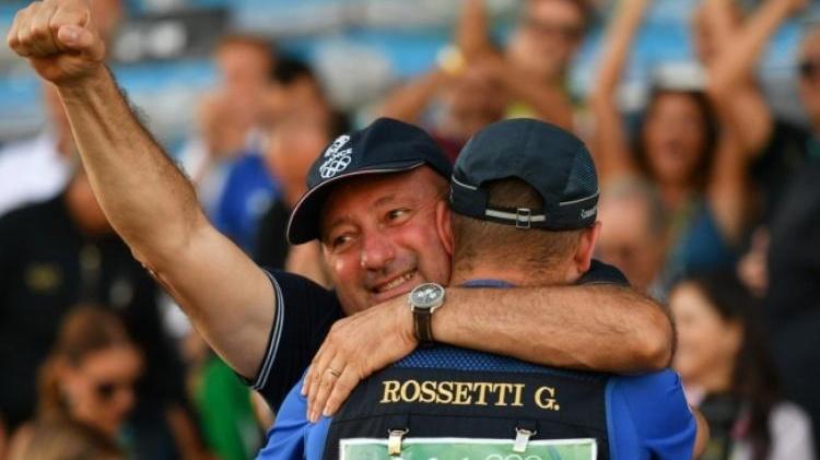 Bruno Rossetti abbraccia il figlio Gabriele dopo l’oro a Rio de Janeiro