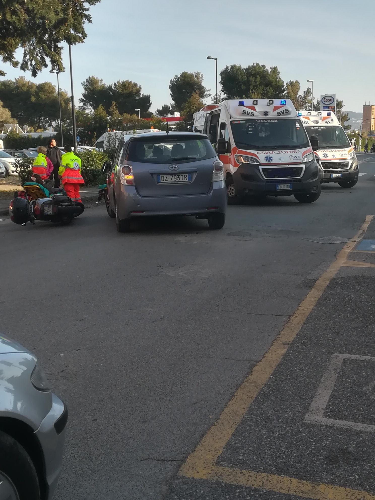 Scontro tra un'auto e uno scooter, due feriti