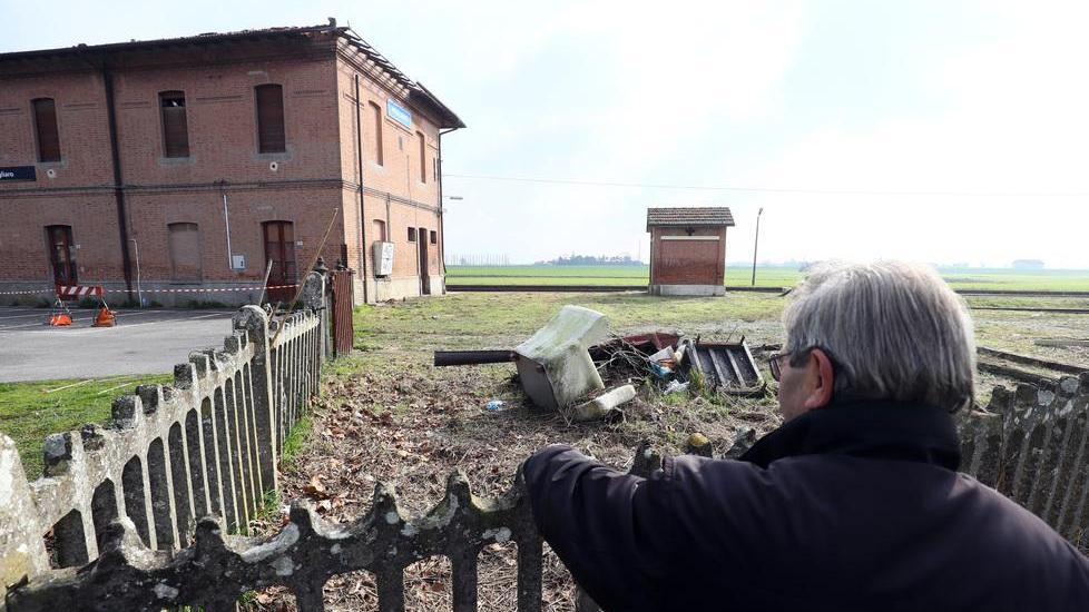 La stazione cade a pezzi. I passeggeri tra degrado e cattivi odori