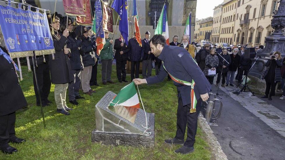 Il sindaco Alessandro Tomasi scopre la targa dedicata alle vittime delle foibe e dell’esodo giuliano-dalmata (Foto Gori)