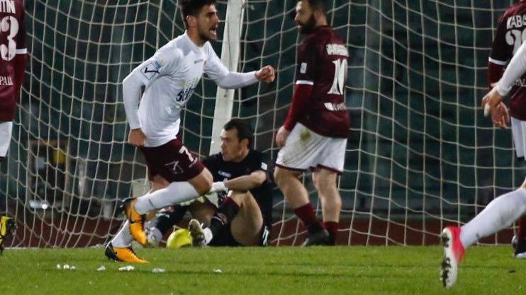 La palla calciata da Pinzauti è appena finita in rete. Apoteosi Pontedera all'Armando Picchi (Foto Marzi/Pentafoto)