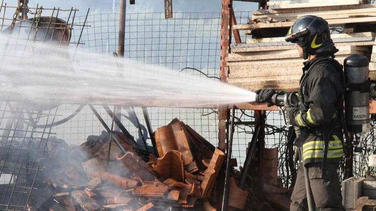 Un vigile del fuoco in azione: con la divisa d’ordinanza nessuna parte del corpo rimane scoperta (foto d’archivio)