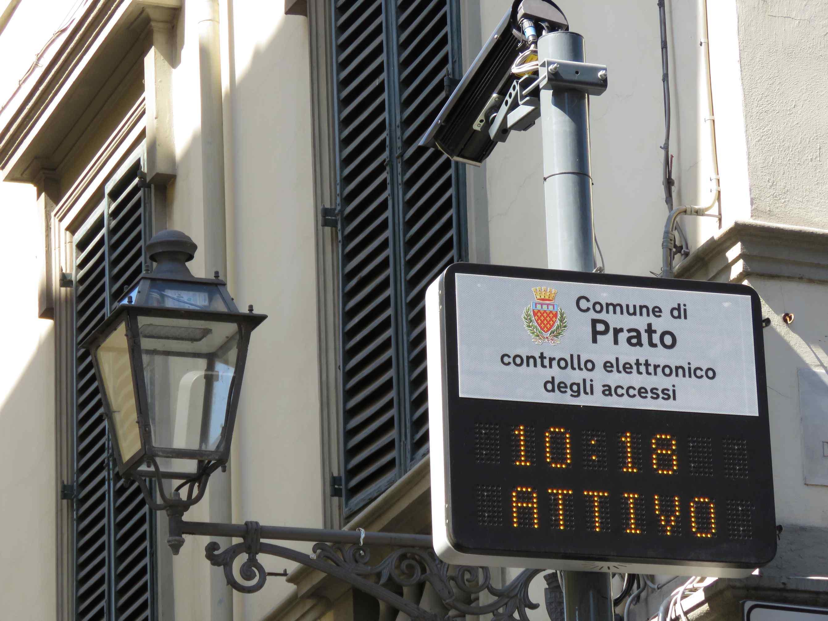 Un varco elettronico all'ingresso del centro storico di Prato