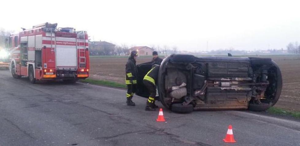 Tocca un’altra auto e si cappotta
