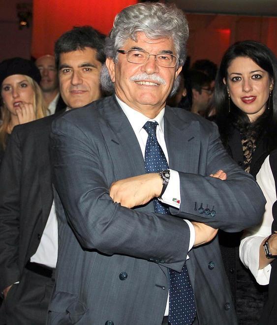 Un comico e il senatore sul palco 