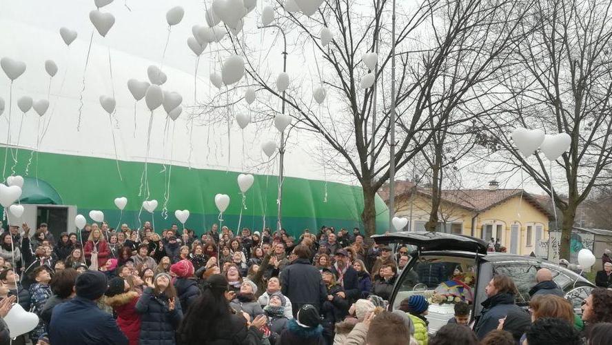 Tanti palloncini per l’addio a Davide