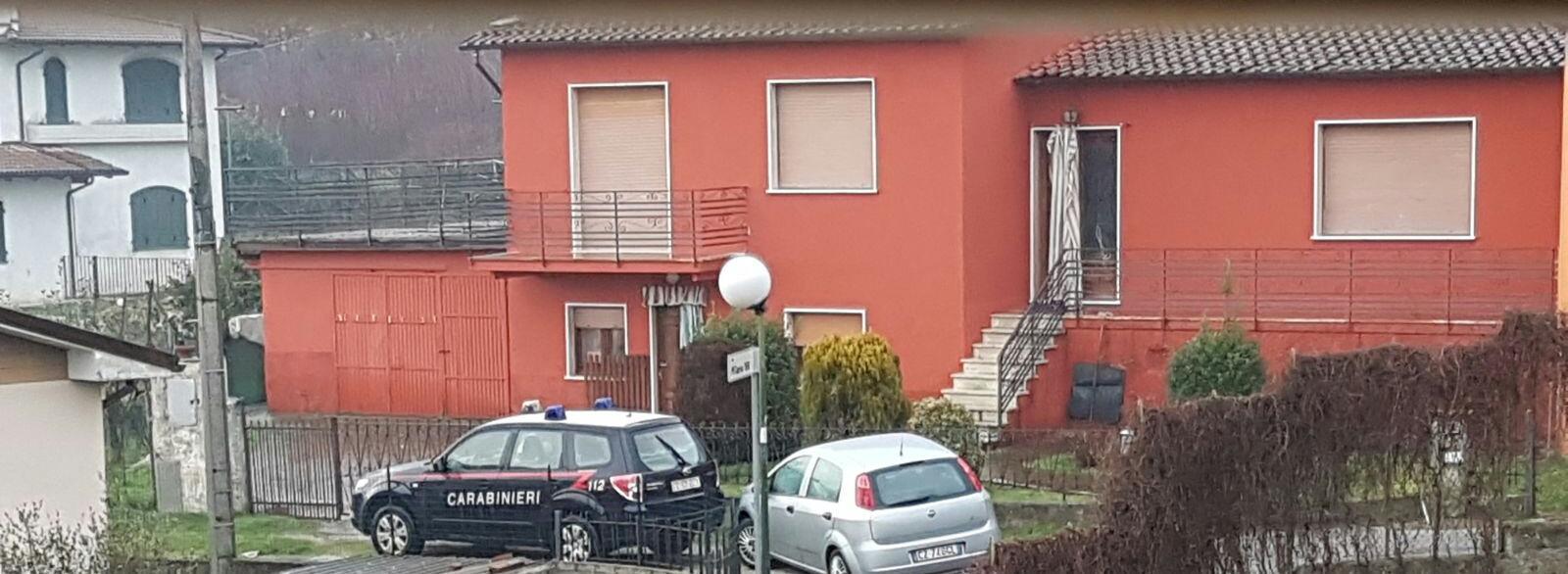 I carabinieri davanti all'abitazione dei due coniugi morti