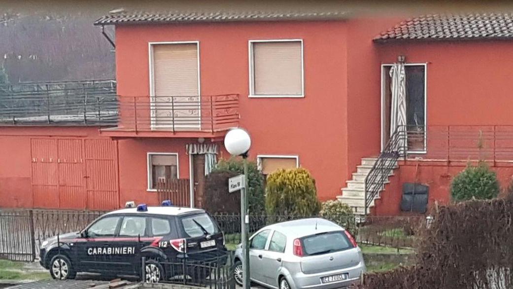 I carabinieri davanti all'abitazione dei due coniugi morti