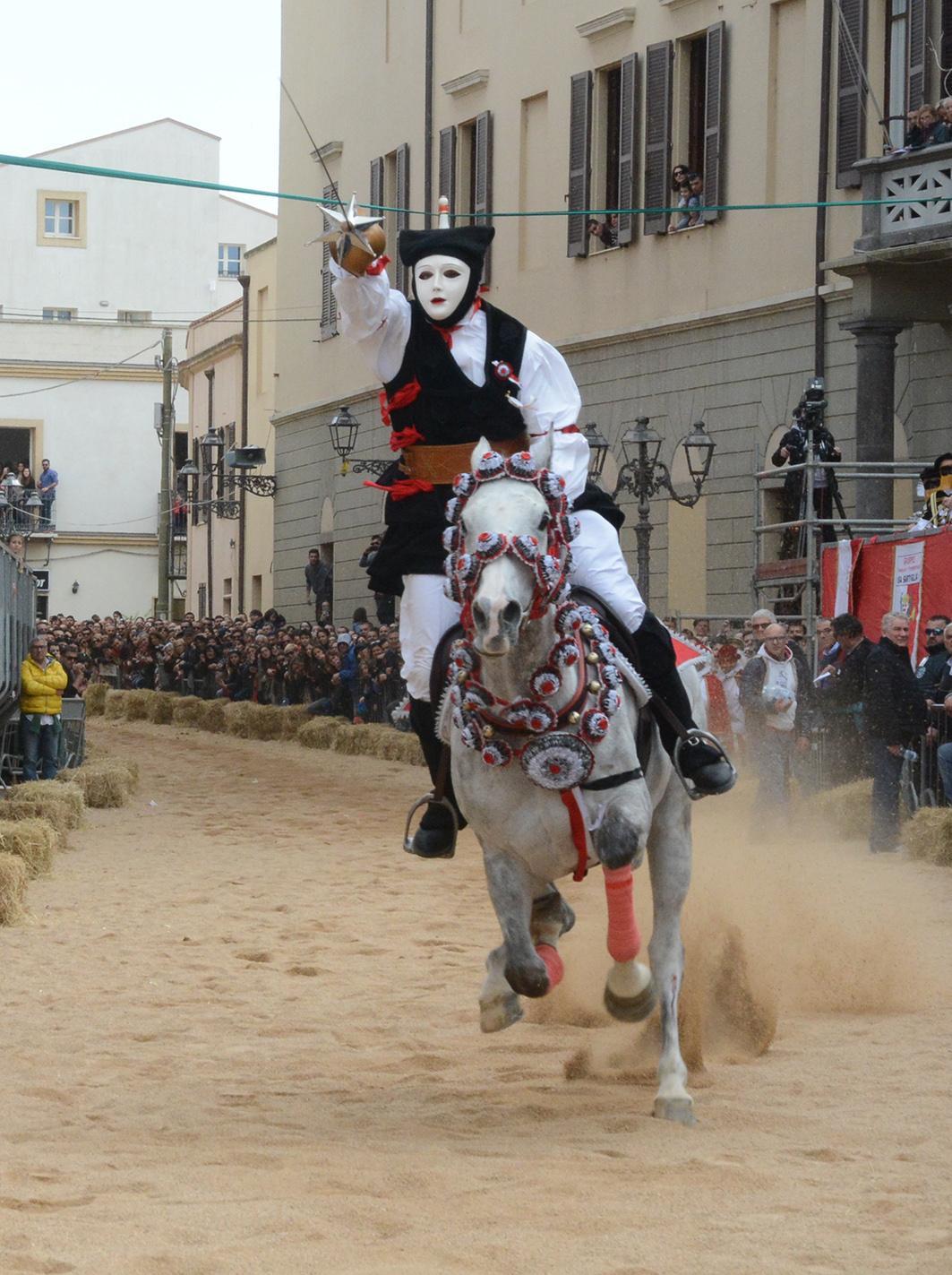 Siete d'accordo con la decisione dei cavalieri di non correre le pariglie alla Sartiglia? DITE LA VOSTRA