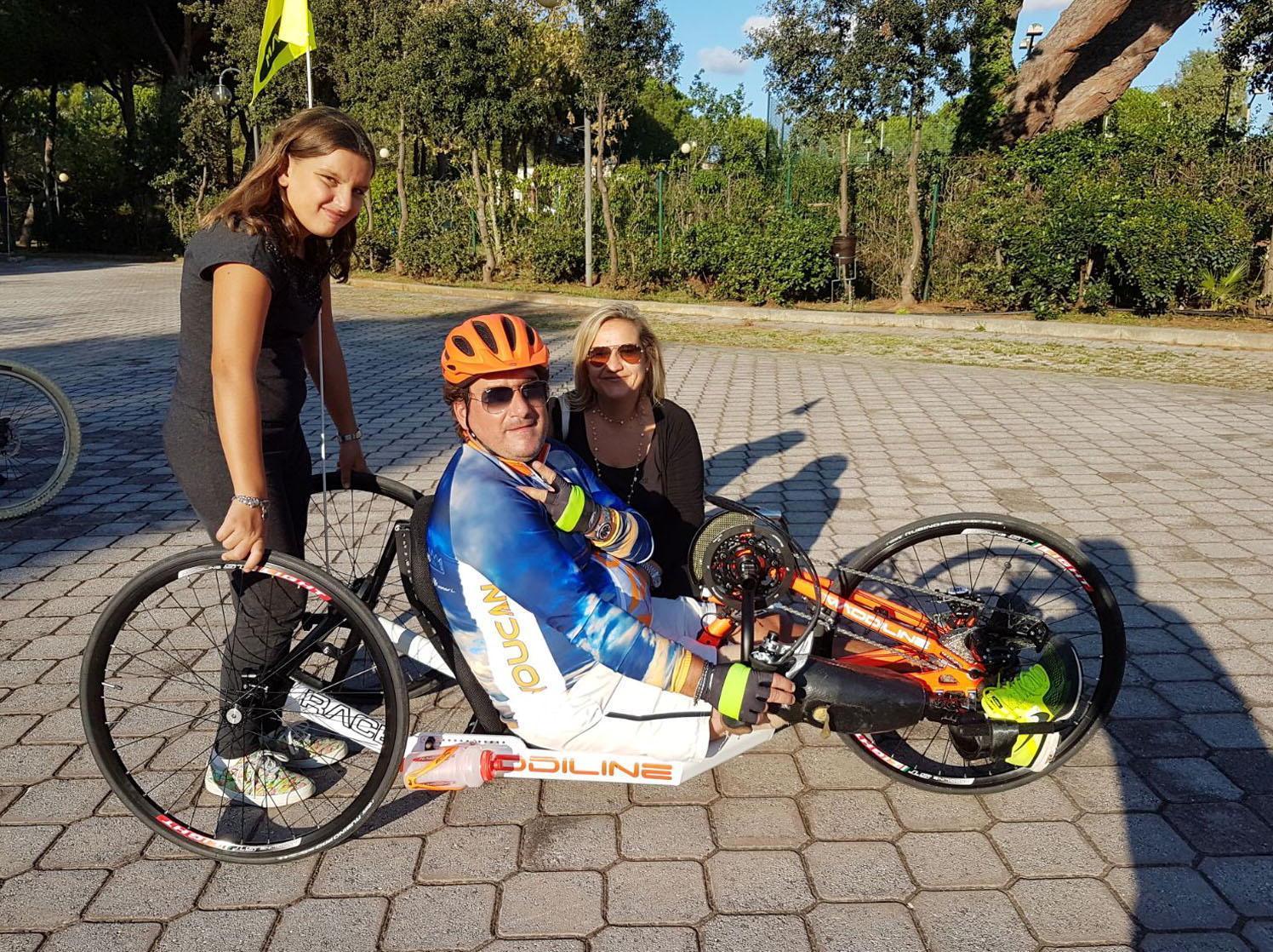 Riccardo Camerini con la sua hanbike insieme alla figlia e alla moglie