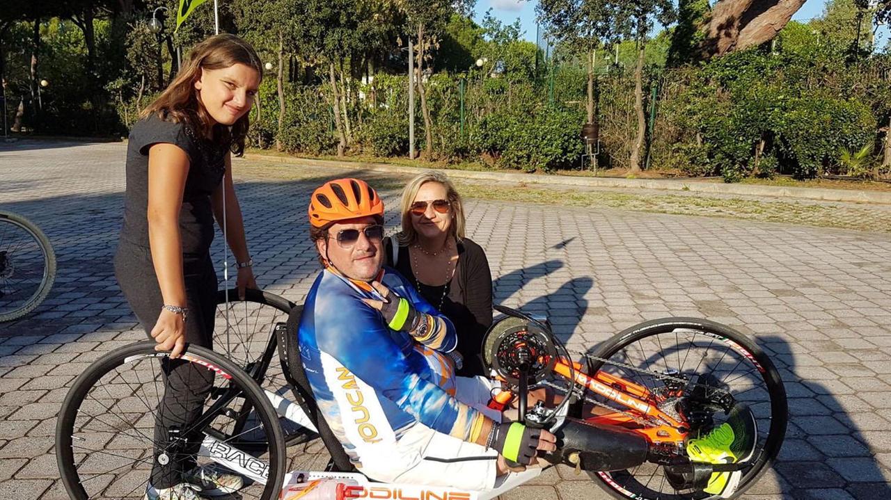 Riccardo Camerini con la sua hanbike insieme alla figlia e alla moglie