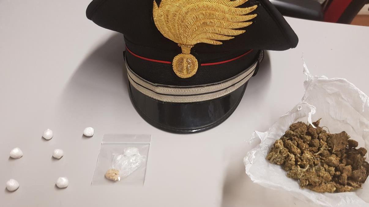 Nell'auto nasconde marijuana e cocaina: arrestato livornese