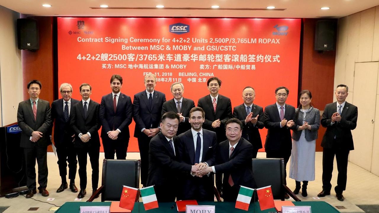 L'armatore Onorato durante la firma dell'accordo in Cina