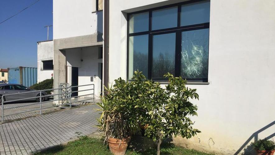 La vetrata spaccata dell'edificio