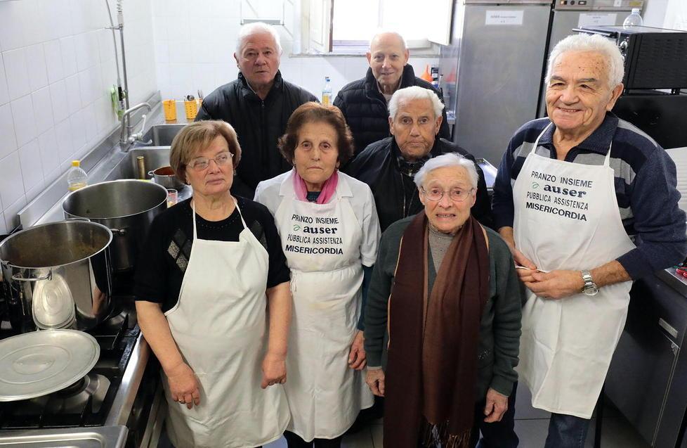 I volontari nella cucina dell’Auser di Empoli (Foto Agenzia Carlo Sestini)
