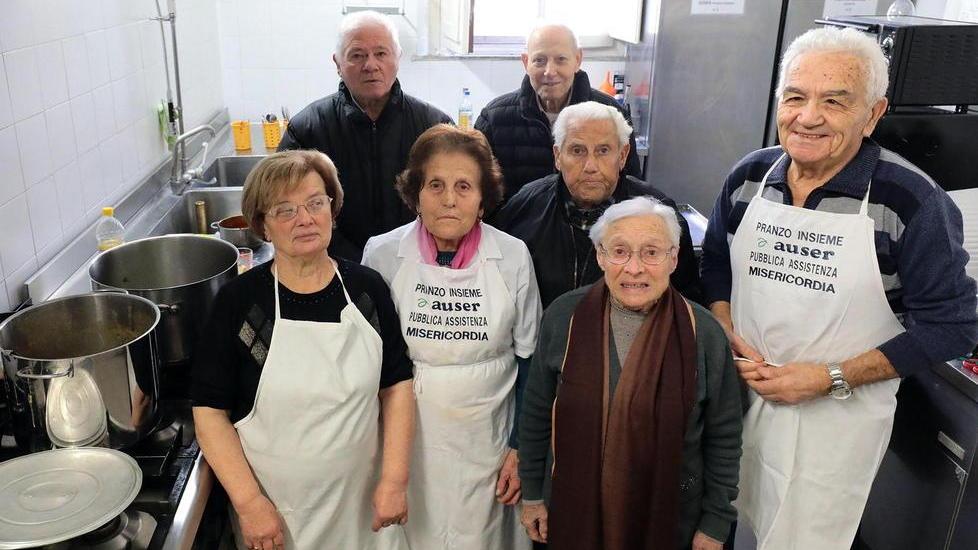 I volontari nella cucina dell’Auser di Empoli (Foto Agenzia Carlo Sestini)