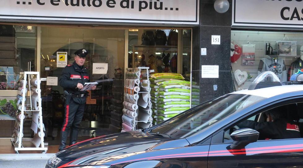 La ragazza minacciata dal cassiere: «Mi sono trovata l'arma puntata» 