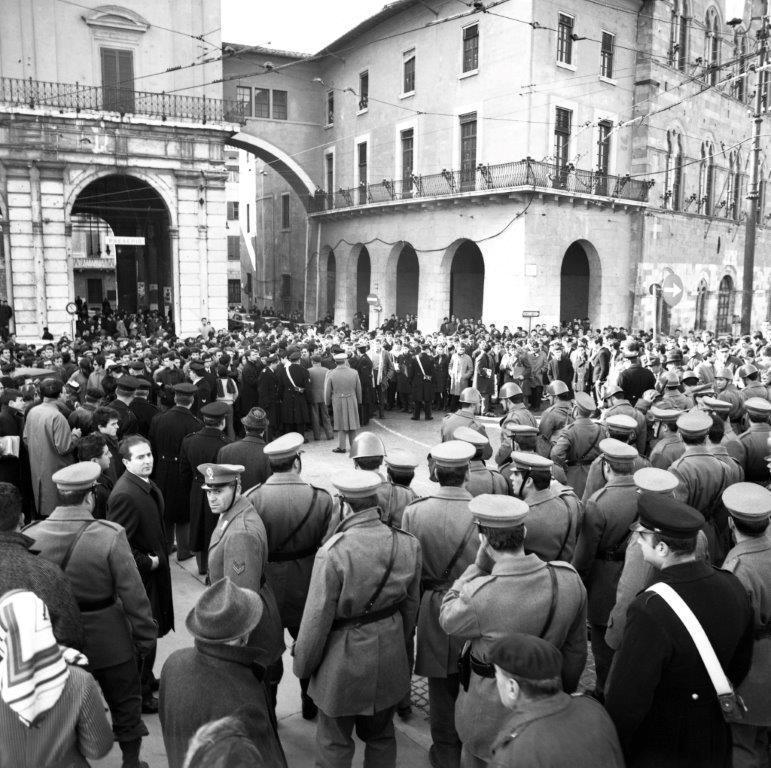 Una manifestazione studentesca nel 1968 davanti al comune (foto Archivio Frassi)