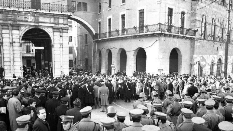 Una manifestazione studentesca nel 1968 davanti al comune (foto Archivio Frassi)