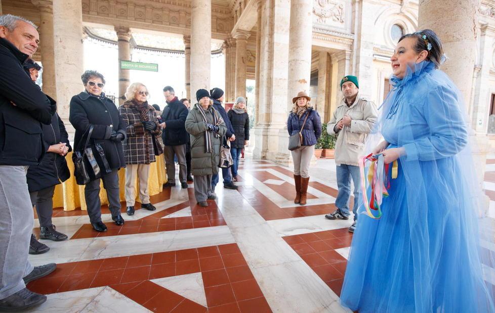  Tettuccio d’inverno incanta i turisti: centinaia in visita