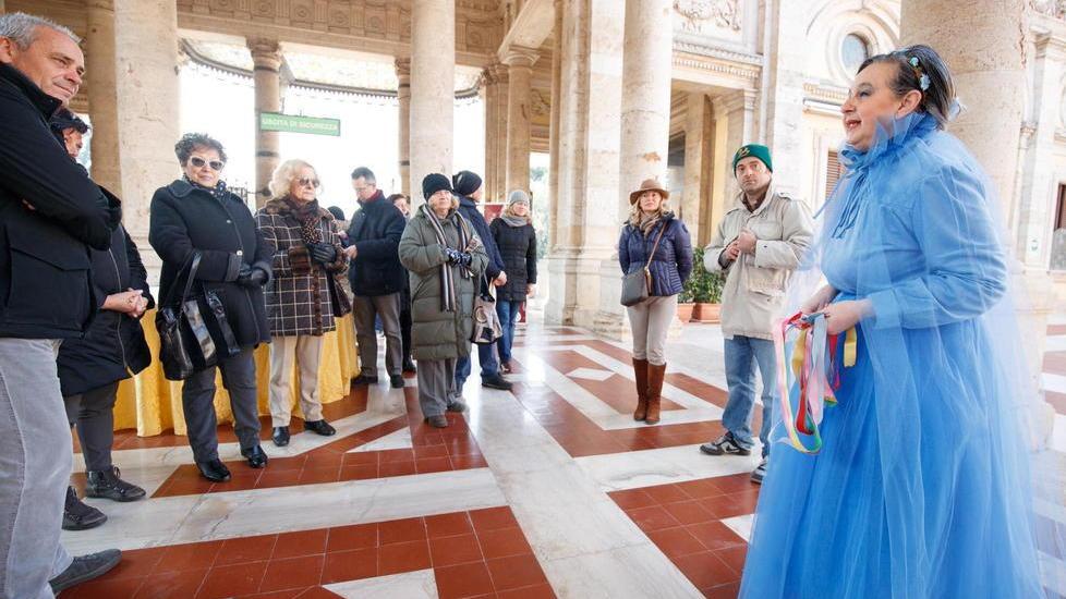 Tettuccio d’inverno incanta i turisti: centinaia in visita