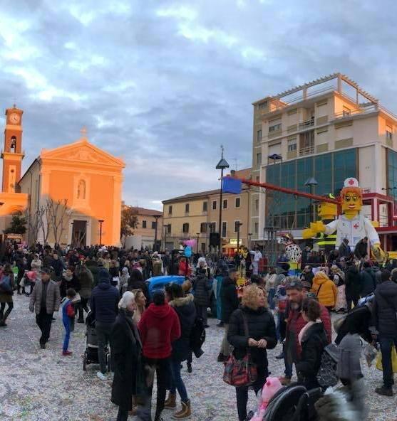 Maschere e coriandoli impazza Re carnevale 