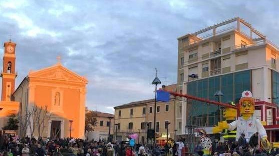 Maschere e coriandoli impazza Re carnevale