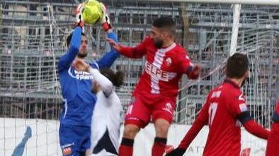 Follia arancione Ferrari si fa cacciare e il 3-0 diventa 3-3