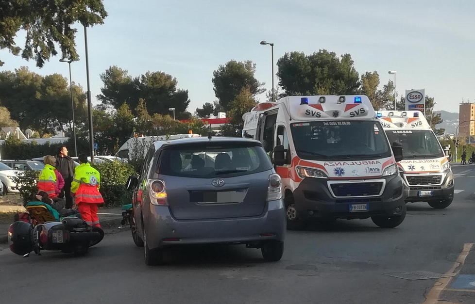 Scontro tra vettura e scooter: 2 feriti